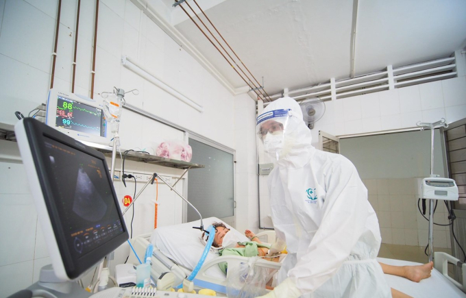 Y bác sỹ của Bệnh viện Nhi Trung ương chăm sóc, điều trị cho bệnh nhân tại Trung tâm hồi sức COVID-19 ở Vĩnh Long. (Ảnh: PV/Vietnam+).