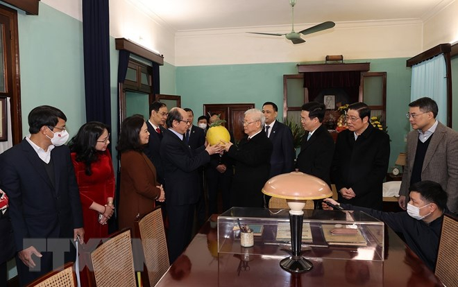 Tổng Bí thư Nguyễn Phú Trọng thăm nơi ở và làm việc của Chủ tịch Hồ Chí Minh. (Ảnh: Trí Dũng/TTXVN)