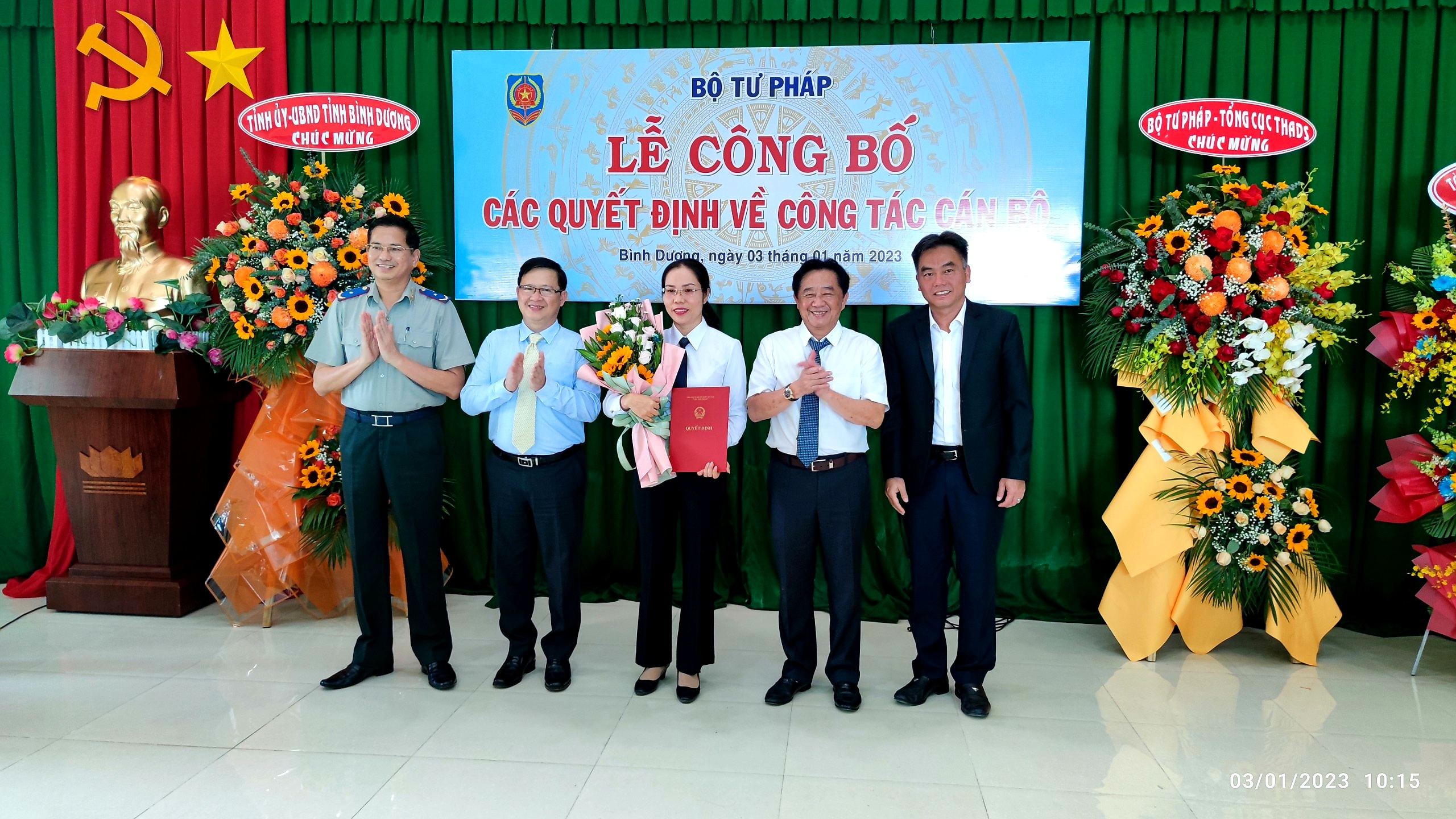 Thứ trưởng Bộ Tư pháp Mai Lương Khôi chúc mừng tân Cục trưởng THADS tỉnh Bình Dương.