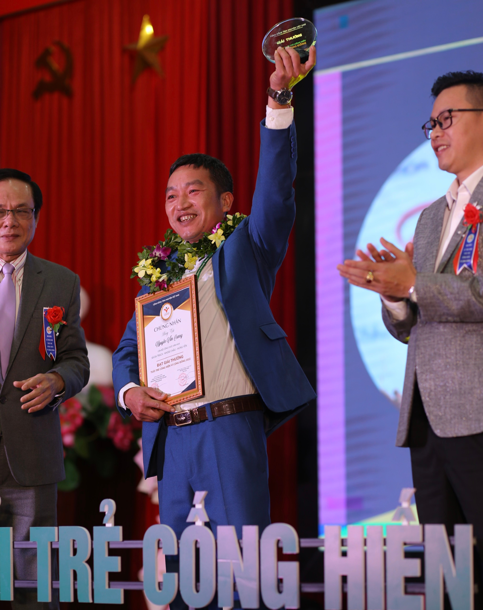 Các tổ chức, cá nhân đoạt giải thưởng tuổi trẻ cống hiến vì cộng đồng.