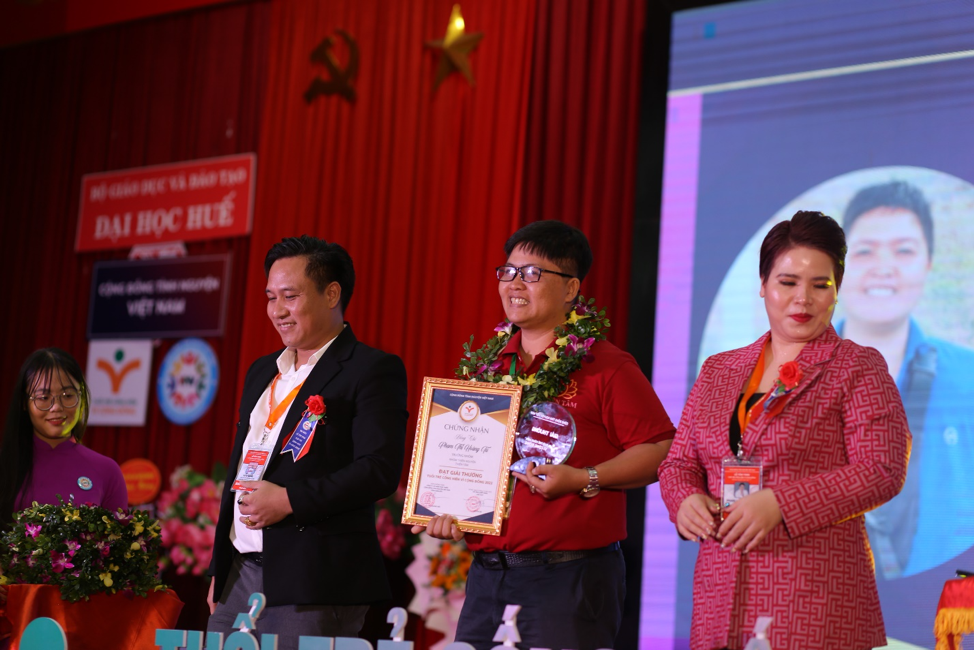 Đại diện BTC và nhà tài trợ trao giải cho các thủ lĩnh xuất sắc nhất trong năm 2022.