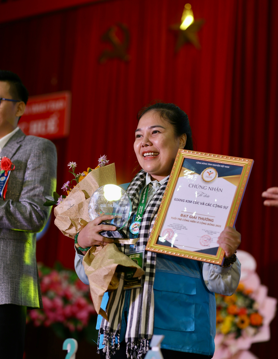 Bà Giang Kim Cúc – Thủ lĩnh nhóm Giang Kim Cúc và các cộng sự