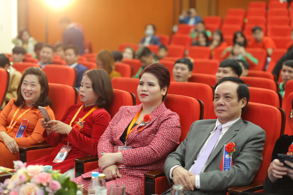 Buổi lễ tôn vinh diễn ra với sự tham dự của nhiều đại biểu.