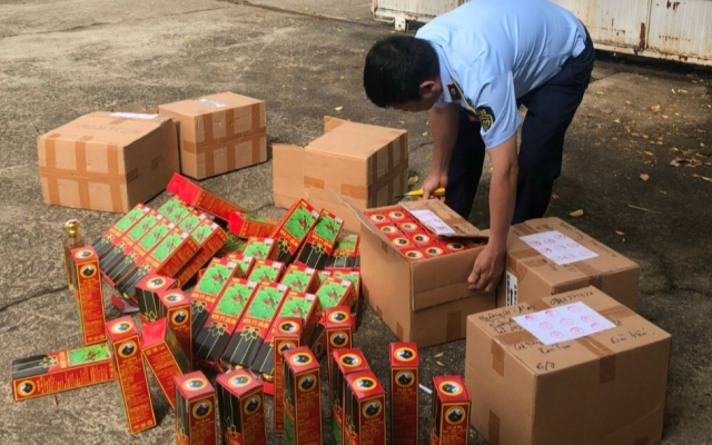 Kon Tum: Tiêu hủy hơn 100 chai rượu sâm Ngọc Linh giả