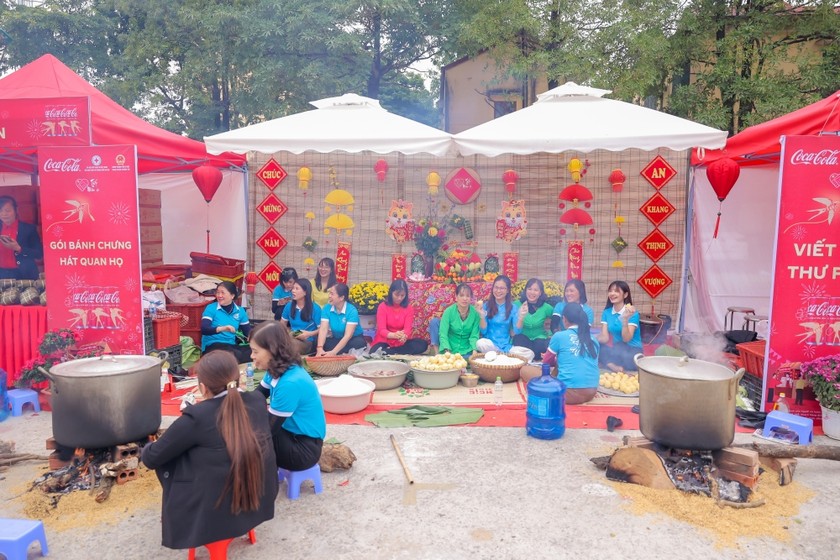 Hoạt động nấu và tặng bánh chưng.