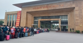 Hàng nghìn người Trung Quốc chờ làm thủ tục về quê ăn tết tại cửa khẩu Móng Cái