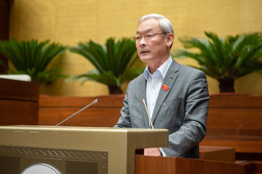 Chủ nhiệm Ủy ban Tài chính, ngân sách của QH Nguyễn Phú Cường trình bày báo cáo thẩm tra.