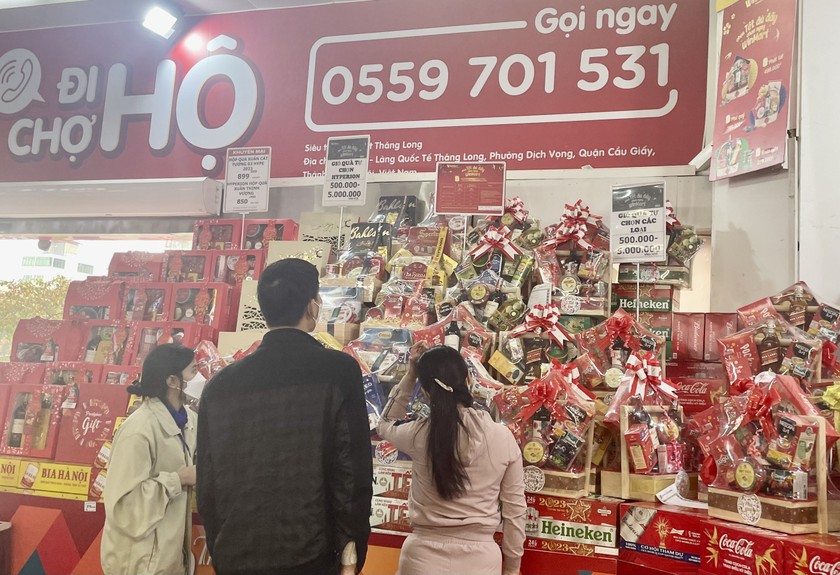 Nhiều mặt hàng quà tặng Tết thu hút được sự quan tâm của người tiêu dùng.