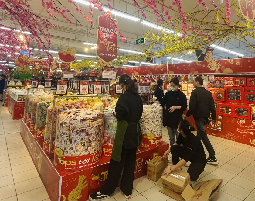 Sức mua tăng mạnh, nhân viên phải liên tục bổ sung hàng tại các quầy.