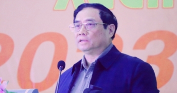 Thủ tướng Phạm Minh Chính tặng quà cho công nhân lao động tại Phú Yên