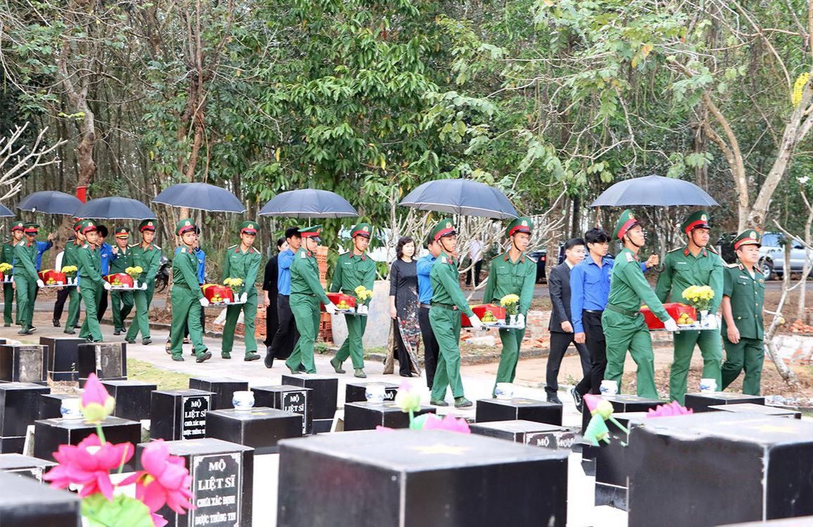 Lực lượng vũ trang và các lãnh đạo thực hiện nghi lễ đưa tiễn hài cốt các liệt sĩ ra an táng tại các phần mộ.
