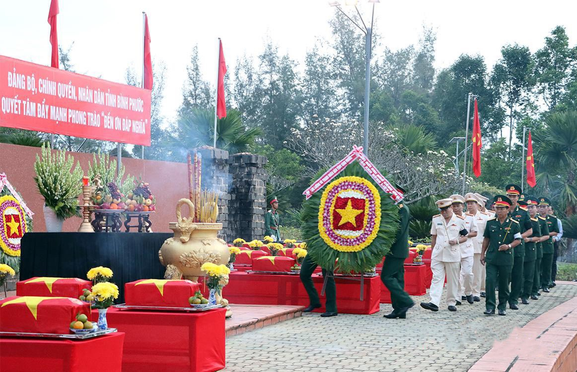 Lực lượng vũ trang và lãnh đạo các huyện, thị xã, thành phố đặt vòng hoa, dâng hương viếng các anh hùng liệt sĩ.