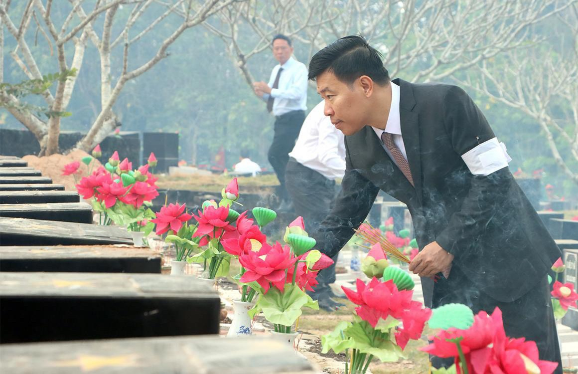 : Lãnh đạo tỉnh dâng hương tại phần mộ các anh hùng liệt sĩ.