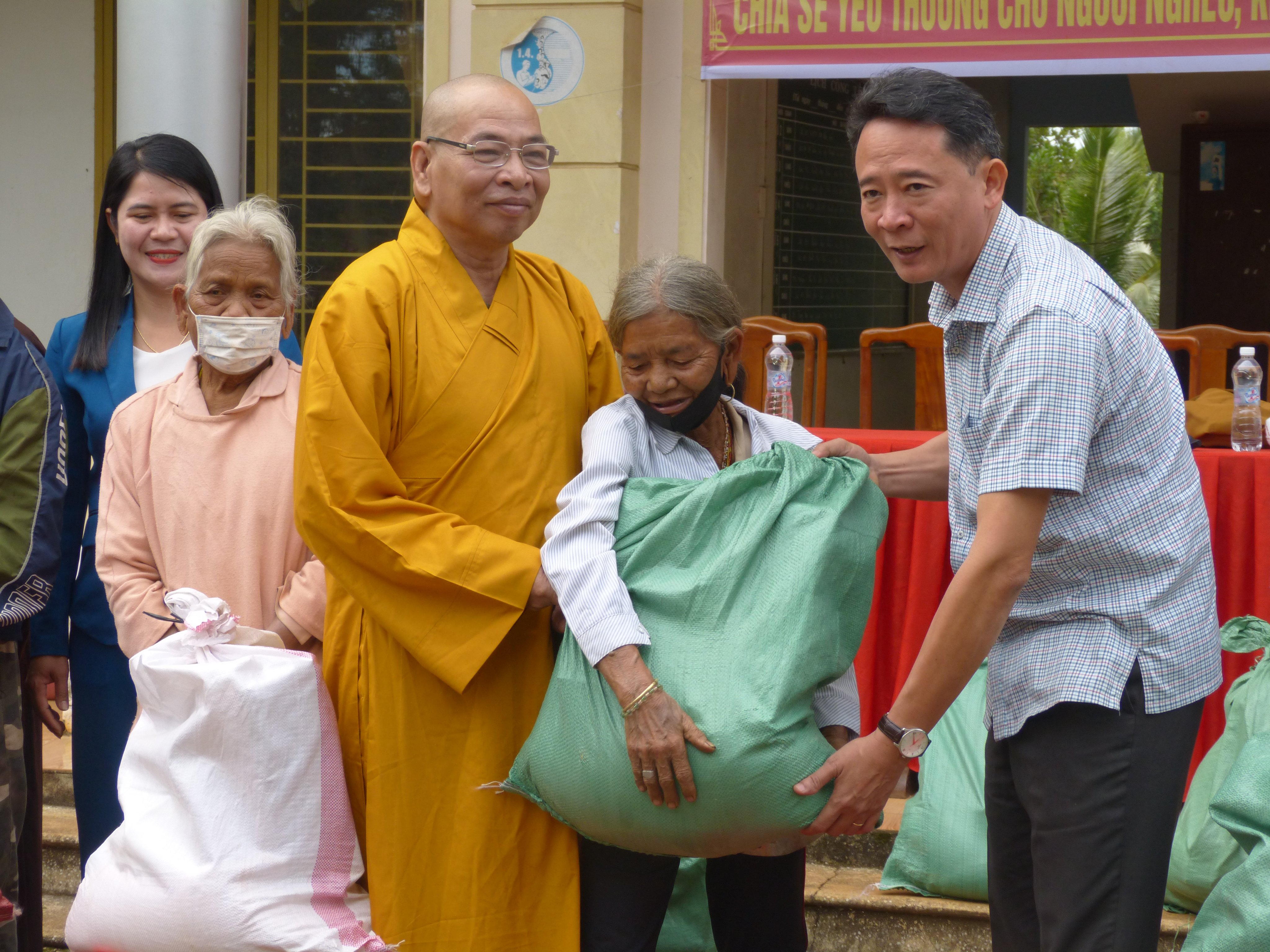 Thượng toạ Thích Đồng Tấn – Phó Ban trị sự Giáo hội phật giáo tỉnh, Trưởng Ban Giáo hội Phật giáo huyện Bù Đăng, phát biểu chúc mừng năm mới đến toàn thể nhân dân xã Đông Nai, huyện Bù Đăng