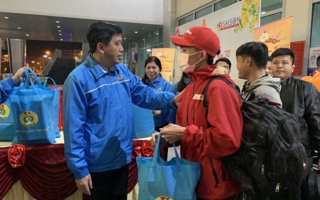 Nghệ An: Chuyến bay 0 đồng đưa 230 công nhân về quê ăn tết