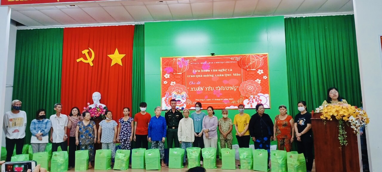 Lãnh đạo Đồn Biên phòng Bến Đá, BĐBP Bà Rịa – Vũng Tàu trao tặng quà cho người nghèo trong Chương trình “Xuân Biên phòng ấm lòng dân bản” Xuân Quý Mão 2023.