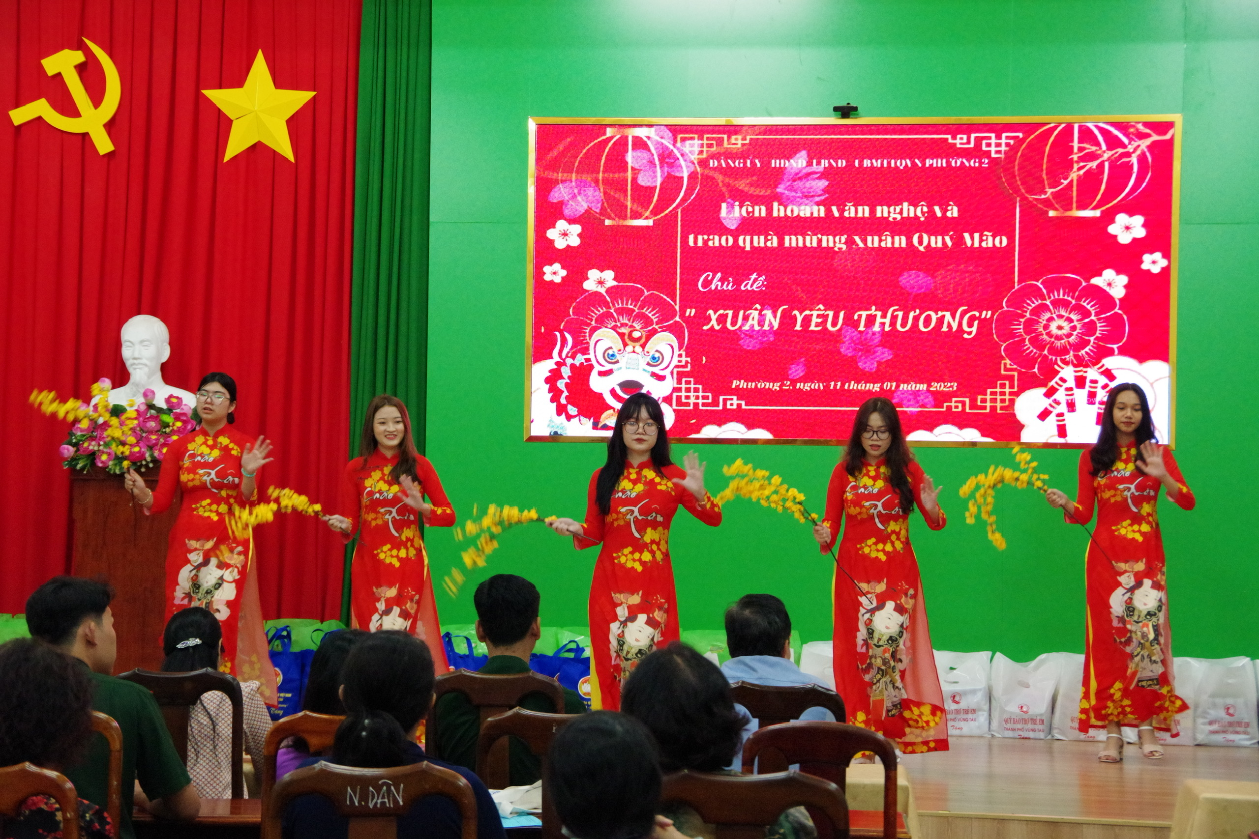 Tiết mục văn nghệ trong Chương trình Liên hoan văn nghệ mừng Xuân quý Mão với chủ đề “Xuân yêu thương”.