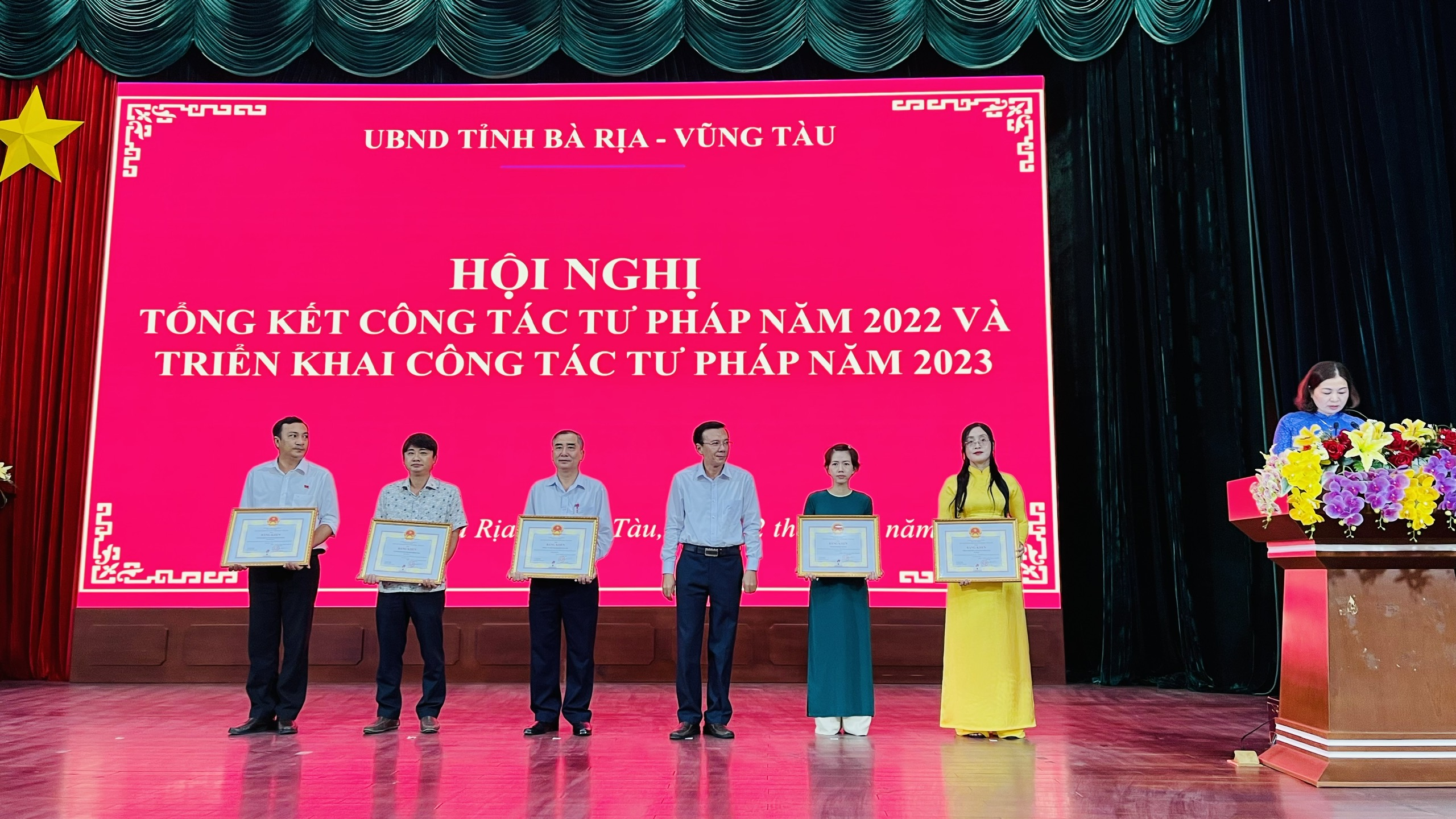 Ông  Võ Huy Hoàng - Giám đốc Sở Tư pháp tỉnh, phát động phong trào thi đua khen thưởng của ngành Tư pháp tỉnh năm 2023 và tặng Bằng khen cho các tập thể và cá nhân.