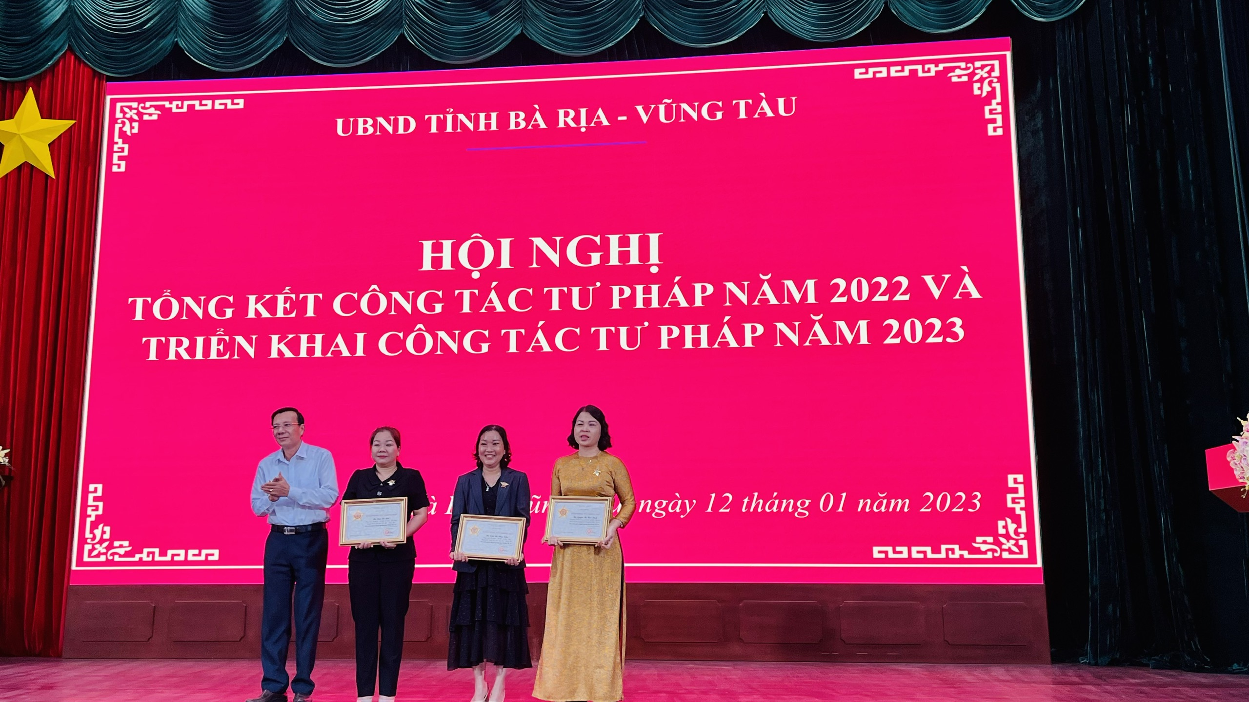 Đại diện của các tập thể và cá nhân có thành tích, công lao đóng góp cho sự nghiệp xây dựng, phát triển ngành tư pháp tỉnh nhà lên nhận Kỷ niệm chương và Bằng khen.