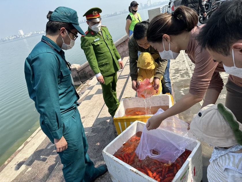 C&aacute; ch&eacute;p tiễn &ocirc;ng T&aacute;o 'l&ecirc;n xe cảnh s&aacute;t' H&agrave; Nội ra s&ocirc;ng Hồng  ảnh 5