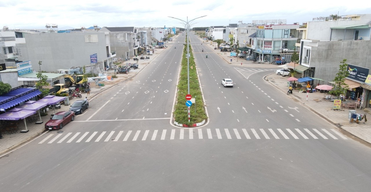 Trục đường ch&iacute;nh v&agrave;o khu t&aacute;i định cư khang trang rộng r&atilde;i với 8 l&agrave;n xe, hai b&ecirc;n đường nh&agrave; cửa đ&atilde; x&acirc;y gần như k&iacute;n m&iacute;t. Với diện t&iacute;ch hơn 280 ha, nơi đ&acirc;y được xem l&agrave; khu đ&ocirc; thị quy hoạch hiện đại nhất khu vực với đường giao th&ocirc;ng, điện, nước, viễn th&ocirc;ng, ph