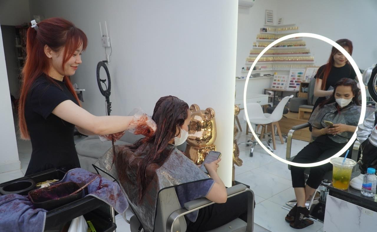 C&ocirc; g&aacute;i trẻ Lam Oanh theo ba mẹ từ x&atilde; Suối Trầu cũ di dời ra khu t&aacute;i định cư cũng gần một năm. Với nghề l&agrave;m t&oacute;c học được ở TP Bi&ecirc;n H&ograve;a, c&ocirc; mở tiệm ngay khu d&acirc;n cư m&agrave; m&igrave;nh đang ở để phục vụ cho c&aacute;c bạn trẻ.