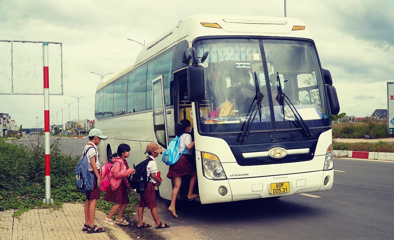 Do trường học c&aacute;ch khu t&aacute;i định cư khoảng 3-4 km, h&agrave;ng ng&agrave;y, học sinh tiểu học v&agrave; THCS phải đi xe đưa đ&oacute;n. B&iacute; thư Tỉnh ủy Đồng Nai Nguyễn Hồng Lĩnh vừa chỉ đạo c&aacute;c cấp ban ng&agrave;nh sớm x&acirc;y dựng trường học trước th&aacute;ng 8/2023 để học sinh c&oacute; thể đến trường ngay trong khu t&aacute;i định cư.