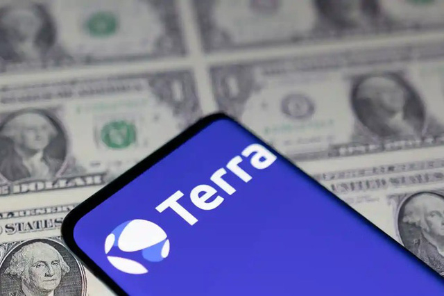 Sự sụp đổ của terraUSD đã gây ra hàng loạt khủng hoảng cho thị trường tiền điện tử trong năm 2022 (Ảnh: The Guardian).