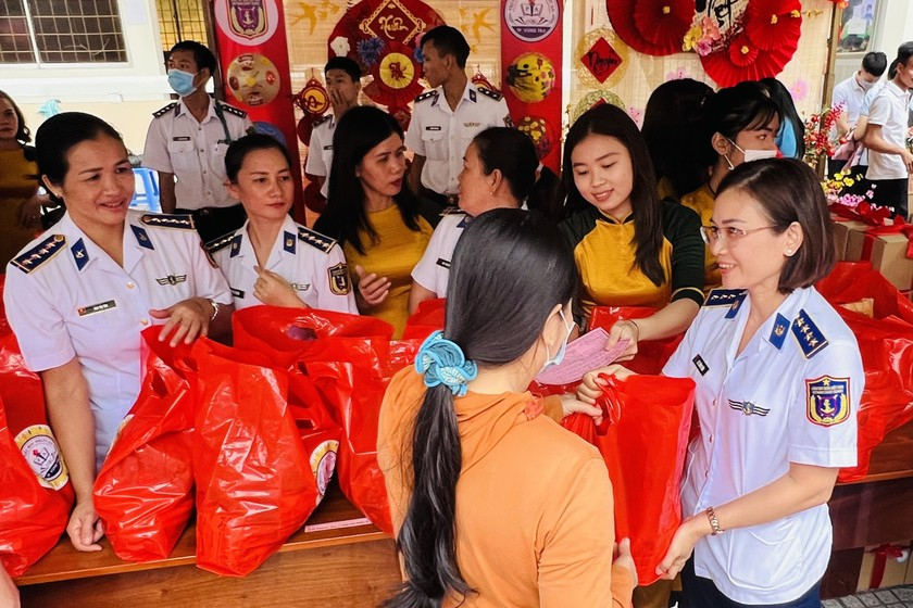 Đoàn viên thanh niên và hội viên phụ nữ Bộ Tư lệnh Vùng Cảnh sát biển 3 đã sôi nổi tham gia hoạt động “Phiên chợ không đồng”.