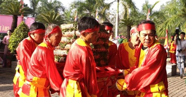 Thành phố Hồ Chí Minh: Dâng bánh tét cúng Quốc tổ Hùng Vương