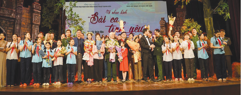 C&ocirc;ng diễn vở nhạc kịch &ldquo;B&agrave;i ca t&igrave;nh y&ecirc;u&rdquo;.