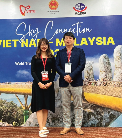 Anh Hoàng Tu&acirc;́n Anh và vợ quảng bá Việt Nam Town tại một sự kiện du lịch  Malaysia.