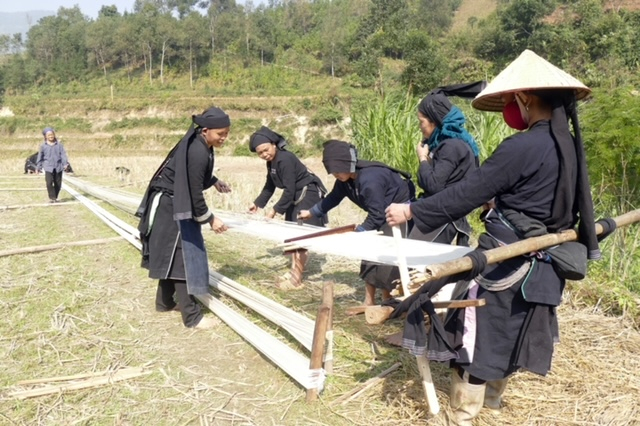 Để làm ra những bộ trang phục truyền thống phải trải qua rất nhiều công đoạn và đòi hỏi sự khéo léo.