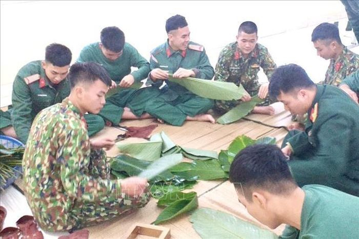 C&aacute;c c&aacute;n bộ chiến sĩ Đại đội Th&ocirc;ng tin (Ph&ograve;ng Tham mưu, Bộ CHQS tỉnh Quảng Ninh) g&oacute;i b&aacute;nh chưng dịp Tết cổ truyền Qu&yacute; M&atilde;o. Ảnh:TTXVN ph&aacute;t