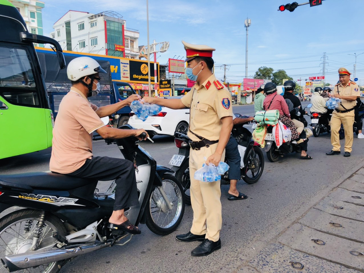 Ngày 25/1, hàng chục cán bộ, chiến sĩ Phòng Cảnh sát giao thông, Phòng cảnh sát cơ động, Công an tỉnh Đồng Nai đã tiến hành phát nón bảo hiểm, nước uống, khăn lạnh miễn phí cho người dân dọc các tuyến quốc lộ 1, 20 và 51.