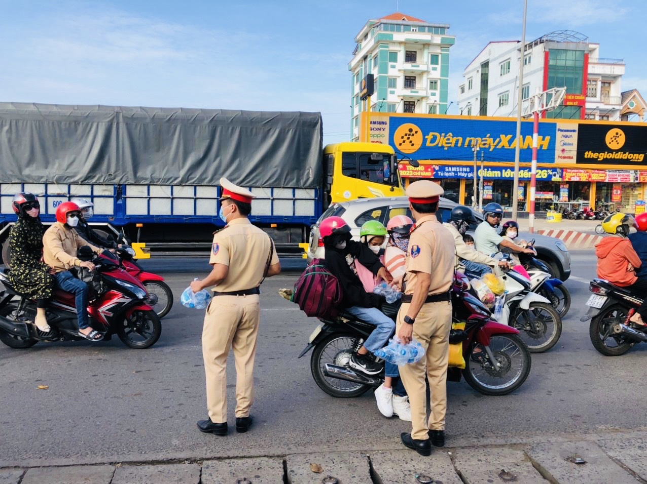 Ngoài việc tiếp sức cho người dân đi đường, các chiến sĩ Công an đã tuyên truyền luật giao thông đường bộ, nhắc nhở người đi đường tham gia giao thông đúng cách để bảo đảm an trên các tuyến quốc lộ.