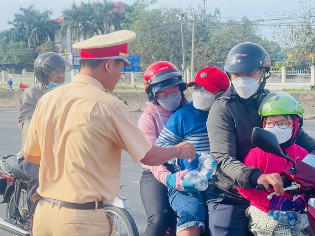 Trung Tá Trần ngọc Tiến trạm phó trạm CSGT Ngã 3 Thái Lan chia sẻ: “Những ngày sắp tới, số lượng người dân di chuyển về thành phố khá đồng nhất là các tuyến quốc lộ. Để đồng hành cùng với người dân trên mọi chặng đường, các đơn vị địa phương thực hiện các giải pháp đồng bộ, đảm bảo an toàn tuyệt đối trên các tuyến đường bộ.”