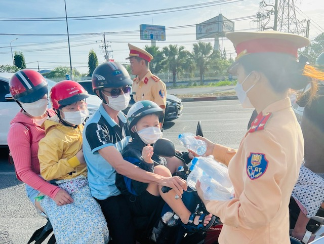 Những em nhỏ cũng vui và hạnh phúc khi nhận được sự quan tâm từ lực lượng chức năng.