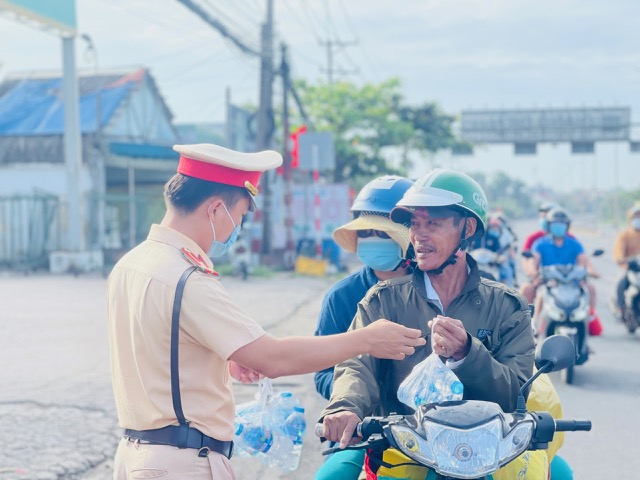 Những việc làm đơn giản, nhưng đã góp phần tạo nên hình ảnh đẹp của người chiến sĩ Công an cũng như sự gắn kết giữa người dân với lực lượng chức năng.