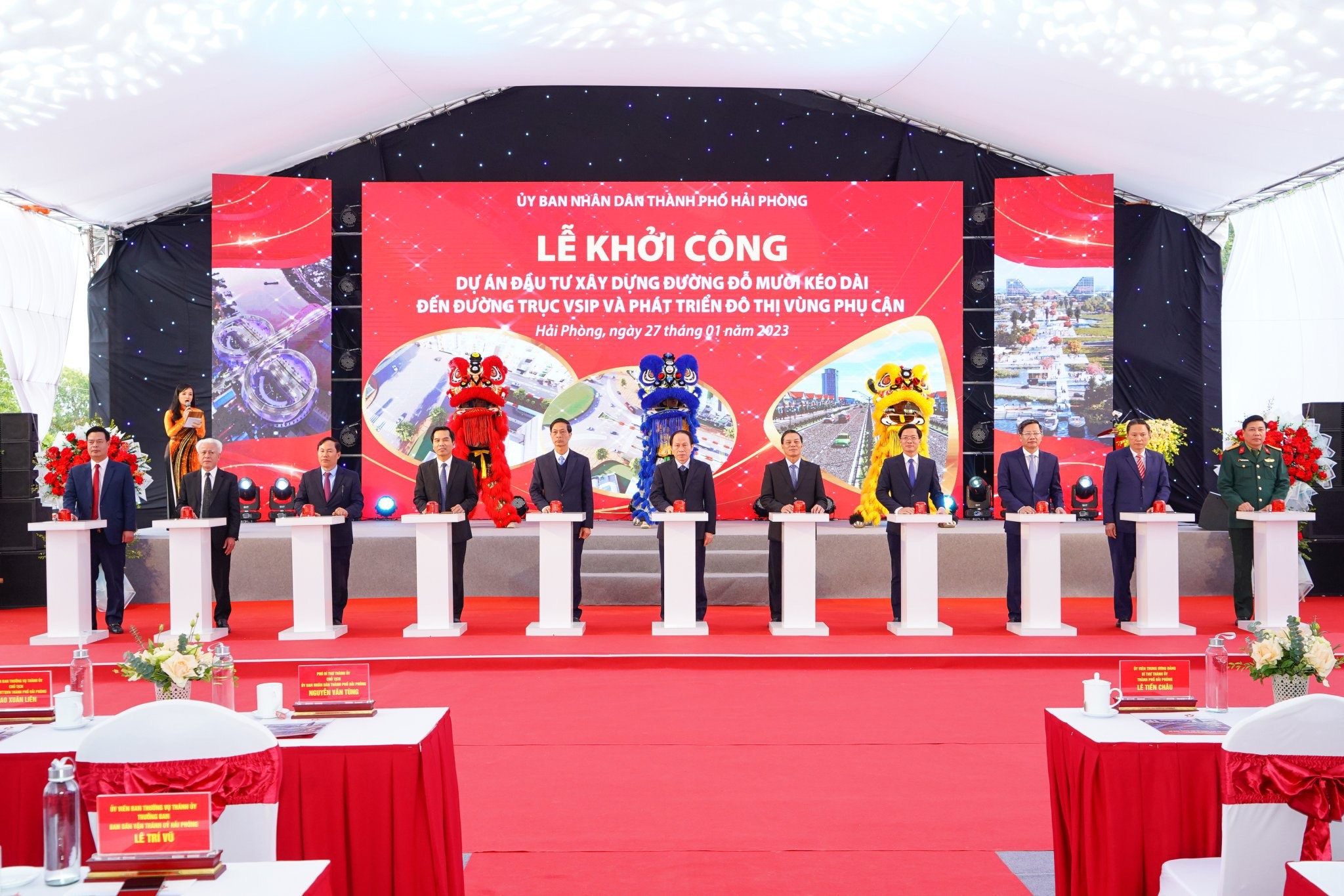 Các đại biểu bấm nút khởi công dự án.