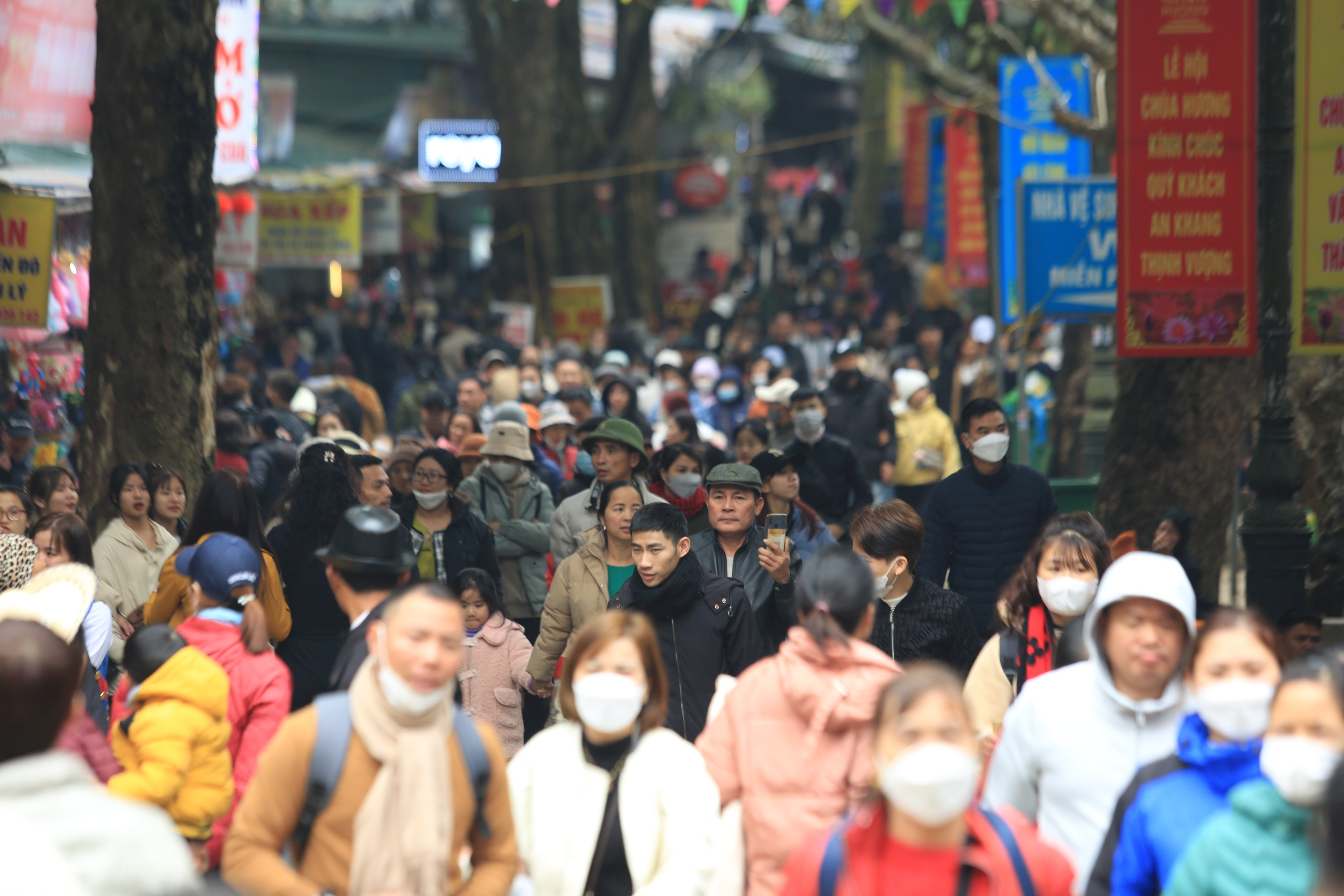Vạn người đổ về chùa Hương, chen chân ngày khai hội