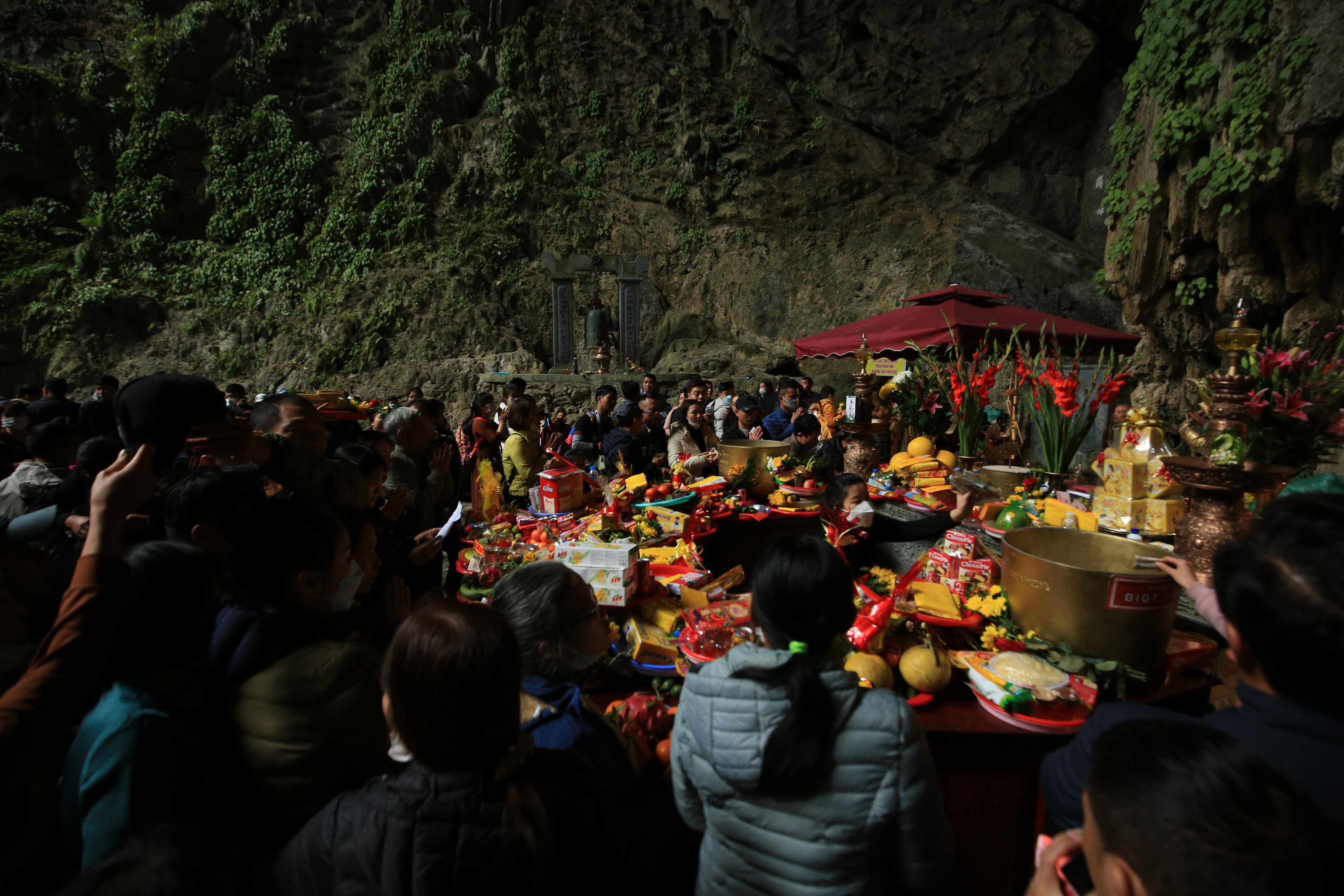 Mọi người ai cũng thành tâm lễ Phật cầu mong năm mới gia đình bình an, mạnh khỏe.