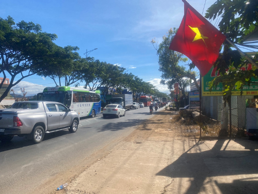 Dòng phương tiện nối đuôi nhau trên Quốc lộ 20 vào trung tâm Đà Lạt.