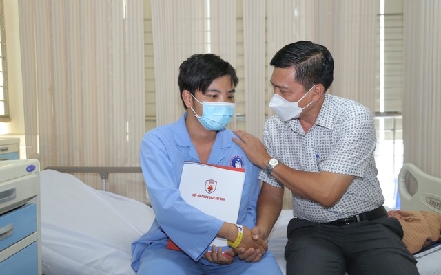 Thăm hỏi động viên gia đình các chiến sĩ hy sinh, bị thương vụ lật xe