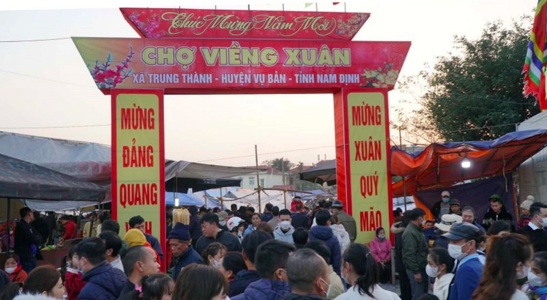 C&aacute;c tuyến đường dẫn đến chợ Viềng đ&atilde; chật cứng người v&agrave; xe. Nhiều người phải gửi xe c&aacute;ch chợ cả 3, 4 km để chen ch&acirc;n v&agrave;o chợ.