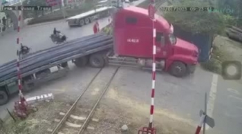 Tàu hỏa tông xe chở sắt ở Thường Tín: Clip khoảnh khắc xe đầu kéo bi ách lại trên đường ray