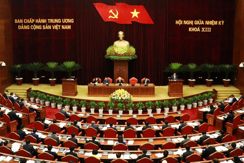 Từ ngày 15/5/2023 đến ngày 17/5/2023, Ban Chấp hành Trung ương Đảng khóa XIII họp Hội nghị giữa nhiệm kỳ, trong đó có nội dung lấy phiếu tín nhiệm của Ban Chấp hành Trung ương Đảng đối với các đồng chí Ủy viên Bộ Chính trị, Ủy viên Ban Bí thư khóa XIII. (Nguồn ảnh: Vietnamnet)