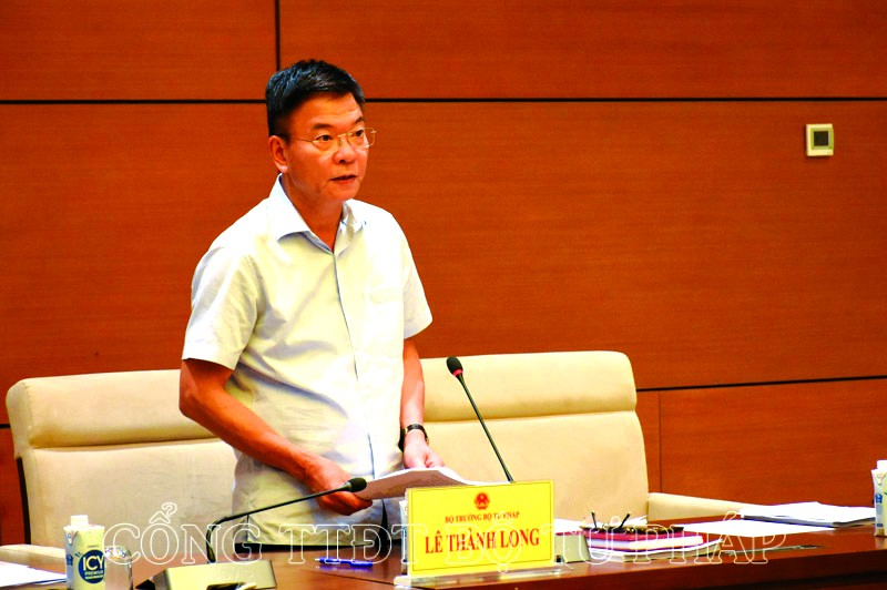 Thừa ủy quyền của Thủ tướng Chính phủ, Bộ trưởng Bộ Tư pháp Lê Thành Long trình bày Báo cáo tóm tắt Kết quả rà soát hệ thống văn bản quy phạm pháp luật thực hiện Nghị quyết số 101/2023/QH15. (Ảnh: moj.gov.vn).