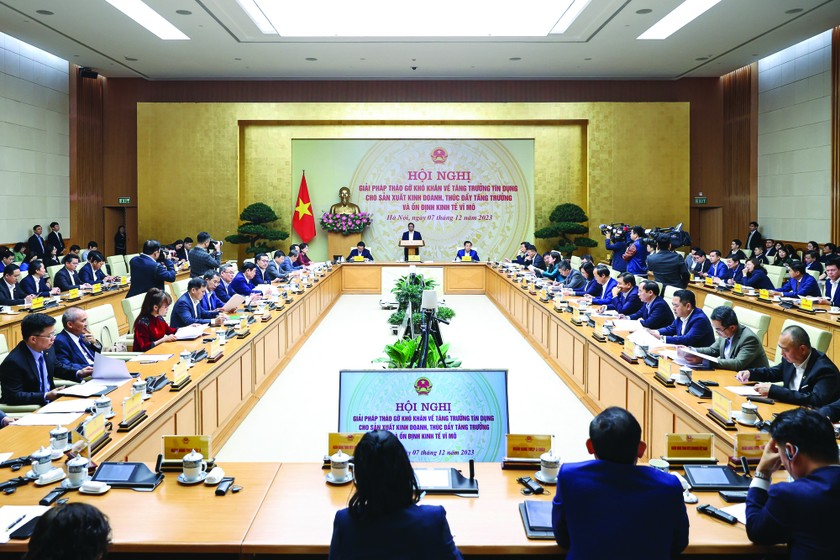 Thủ tướng Phạm Minh Chính chủ trì Hội nghị bàn giải pháp tháo gỡ khó khăn về tăng trưởng tín dụng cho sản xuất, kinh doanh thúc đẩy tăng trưởng và ổn định kinh tế vĩ mô. (Ảnh: Chinhphu.vn).