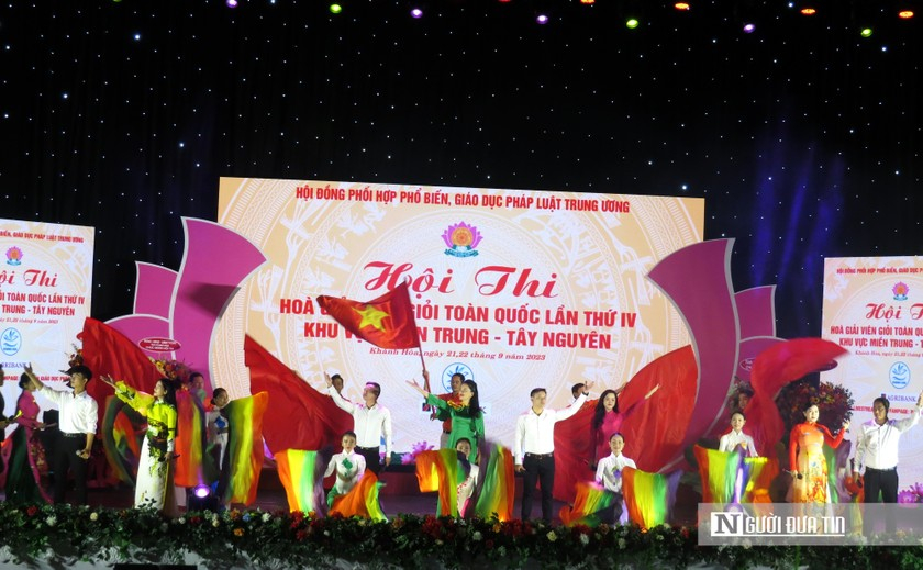 Hội thi Hòa giải viên giỏi toàn quốc lần thứ IV được tổ chức với 2 vòng thi: Vòng thi khu vực và Vòng thi toàn quốc, là điểm nhấn hưởng ứng Ngày Pháp luật nước Cộng hòa Xã hội chủ nghĩa Việt Nam năm 2023. (Ảnh: Châu Tưởng).